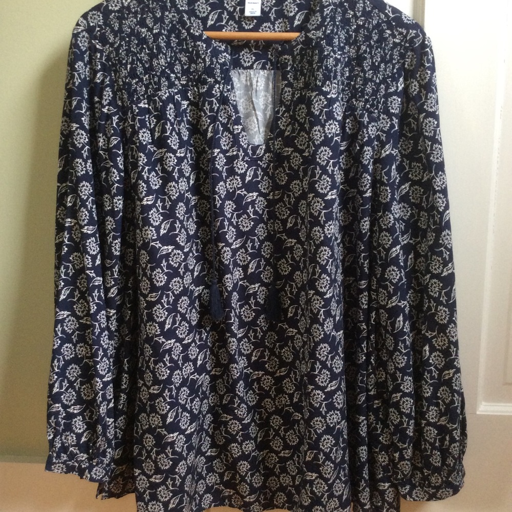 Old Navy women's v-neck, navy and white tassel tie, L+XL